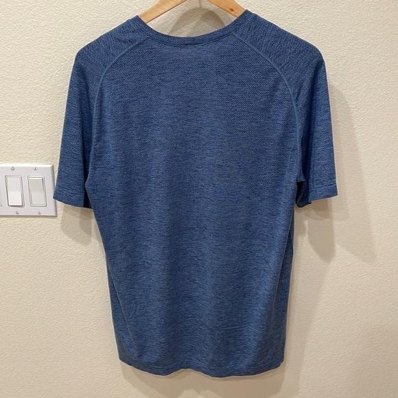 Lululemon Men’s Metal Vent Blue Short Sleeve Shirt—Like New Condition—Large - Picture 5 of 7